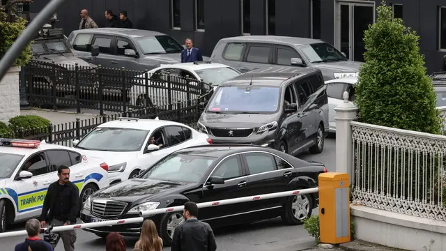 epa12104972 Official cars leave the Presidential Office in Istanbul, Turkey, 16 May 2025. Delegations from Russia and Ukraine, including the Ukrainian head of state, have arrived in Turkey for planned peace talks. U.S. Secretary of State Marco Rubio is also in Istanbul to take part in the talks. EPA/ERDEM SAHIN