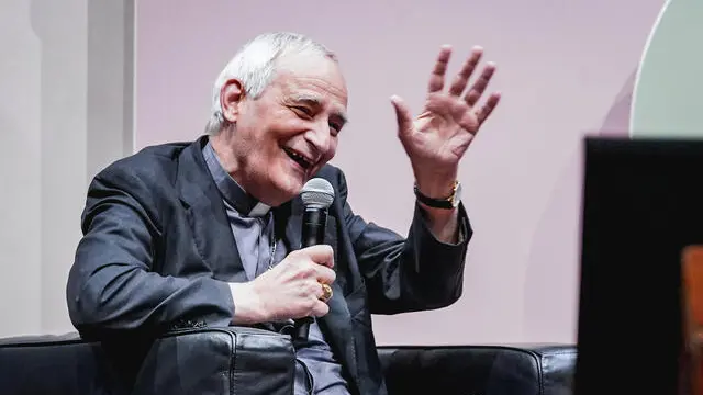 Il cardinale Matteo Maria Zuppi dialoga con il cantante Luciano Ligabue presso Auditorium del salone internazionale del libro di Torino. Torino 16 maggio 2025 ANSA/TINO ROMANO