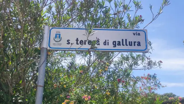 TITOLO: Donna morta in villino a Fregene, non escluso l'omicidio DIDA: Esterno della villetta in cui è stata trovata morta una donna a Fregene (Roma), 15 maggio 2025. ANSA (npk)