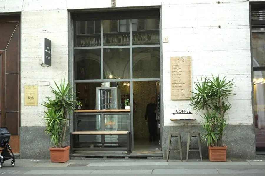 Alcuni negozi di via Gramsci a Brescia
