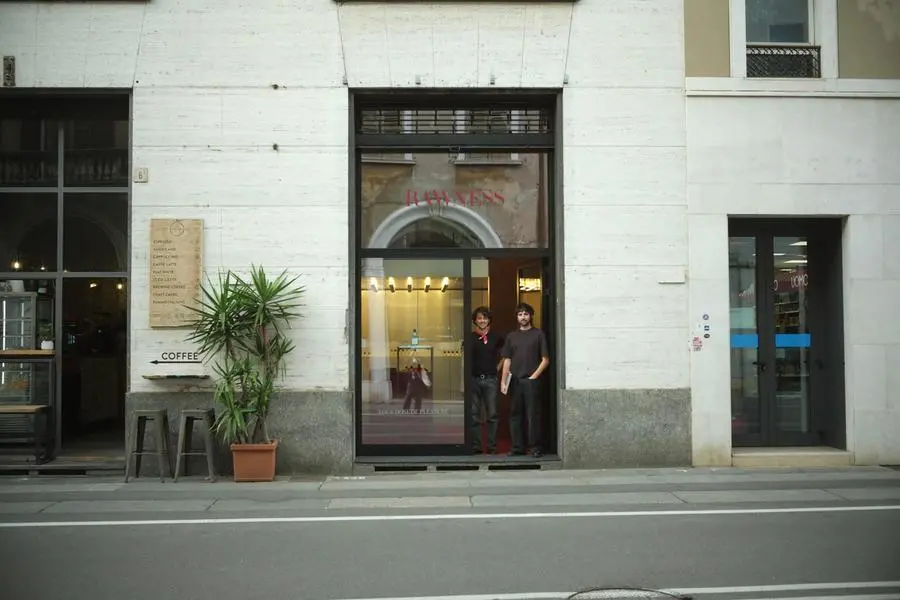 Alcuni negozi di via Gramsci a Brescia