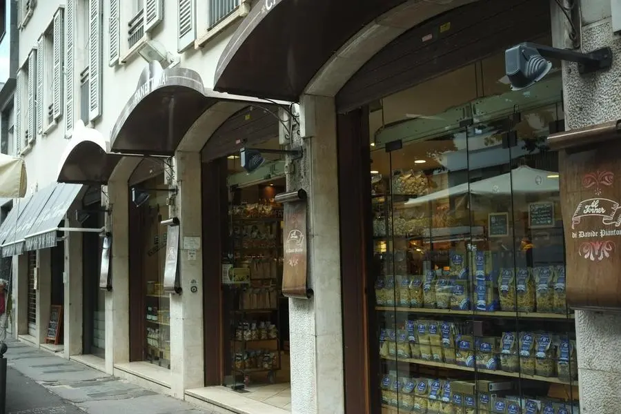 Alcuni negozi di via Gramsci a Brescia