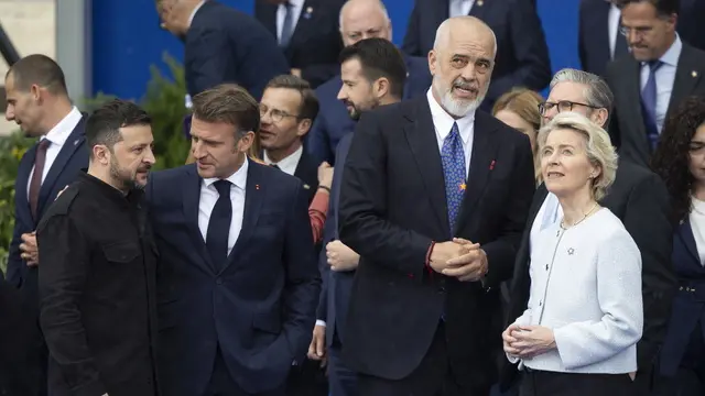 epa12105781 Volodymyr Zelensky, President of Ukraine, France's President Emmanuel Macron, Albania's Prime Minister Edi Rama, and Ursula von der Leyen, President of the European Commission, from left, discuss while getting ready for the family picture at the 6th European Political Community (EPC) Summit in Tirana, Albania, 16 May 2025. The meeting brings together leaders from across the continent under the theme 'New Europe in a new world: unity - cooperation - joint action'. EPA/PETER KLAUNZER