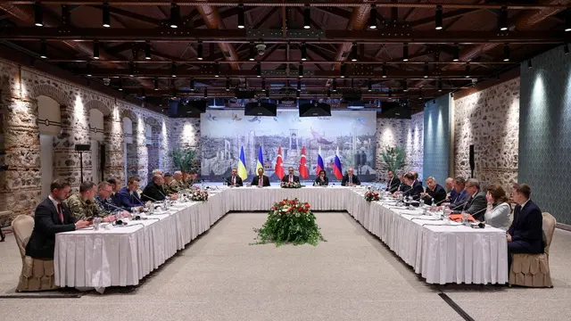 epa12105459 A handout photo made available by the Turkish Foreign Minister's Press Office Turkish Foreign Minister Hakan Fidan (C) speaking at the meeting of Ukrainian (L) and Russian (R) delegations at the Presidential Office in Istanbul, Turkey, 16 May 2025. Delegations from Russia and Ukraine, including the Ukrainian head of state, have arrived in Turkey for planned peace talks. U.S. Secretary of State Rubio is in Istanbul to participate in the talks. EPA/TURKISH FOREIGN MINISTER OFFICE HANDOUT HANDOUT EDITORIAL USE ONLY/NO SALES