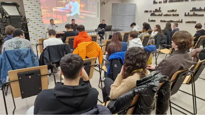 I ragazzi durante un incontro svoltosi in Sala Libretti al Giornale di Brescia