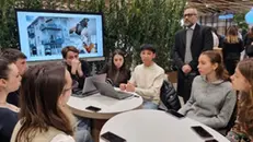 Uno dei tavoli tematici allo stand dell’Hub della Conoscenza