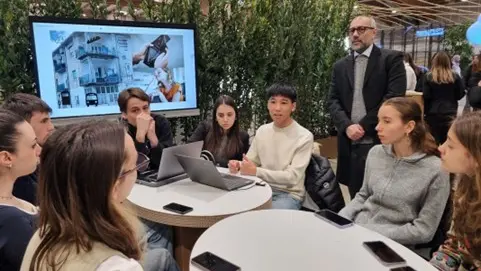 Uno dei tavoli tematici allo stand dell’Hub della Conoscenza