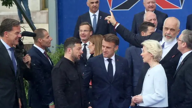 epaselect epa12105642 (L-R, front row) NATO Secretary General Mark Rutte, Ukraine's President Volodymyr Zelensky, France's President Emmanuel Macron, President of the European Commission Ursula von der Leyen, Albania's Prime Minister Edi Rama and Britain's Prime Minister Keir Starmer during a family photo session at the 6th European Political Community (EPC) Summit in Tirana, Albania, 16 May 2025. The meeting brings together leaders from across the continent under the theme 'New Europe in a new world: unity - cooperation - joint action'. EPA/MALTON DIBRA