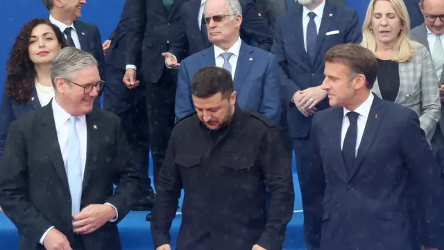 epa12105643 (L-R) Britain's Prime Minister Keir Starmer, Ukraine's President Volodymyr Zelensky and France's President Emmanuel Macron during a family photo session at the 6th European Political Community (EPC) Summit in Tirana, Albania, 16 May 2025. The meeting brings together leaders from across the continent under the theme 'New Europe in a new world: unity - cooperation - joint action'. EPA/MALTON DIBRA