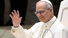Pope Leo XIV waves during an audience with members of the media in the Paul VI hall, Vatican City, 12 May 2025. ANSA/ETTORE FERRARI (papa, Leone, Vaticano, udienza, stampa)