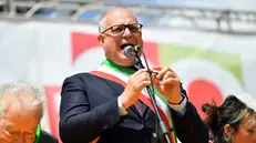 Il Sindaco di Roma Roberto Gualtieri sul palco allestito a parco Schuster per la manifestazione per l’ottantesimo anno dalla liberazione dal nazifascismo organizzata dall’ANPI Roma, 25 aprile 2025 ANSA/FABIO CIMAGLIA