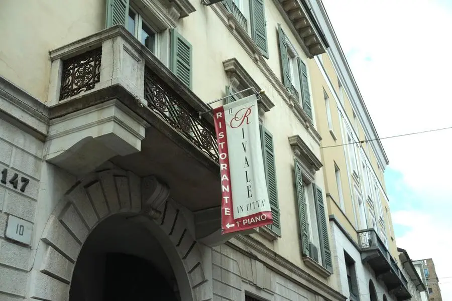 Alcuni negozi di via Gramsci a Brescia