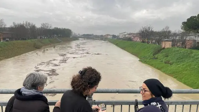 Alcune persone osservano il fiume Lamone ingrossato a causa dell'ondata di maltempo in Emilia-Romagna, Faenza, 14 marzo 2025.// Some people observe the Lamone river swollen due to the wave of bad weather in Emilia-Romagna, in Faenza, Italy, 14 March 2025. ANSA/ MAX CAVALLARI