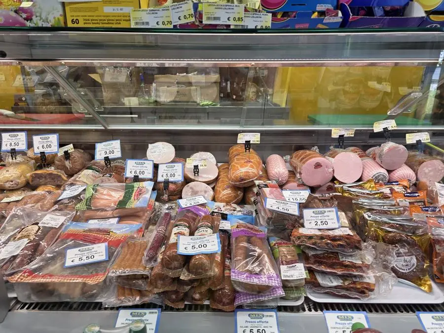 Tra gli scaffali del negozio di cibo dell'Est Europa