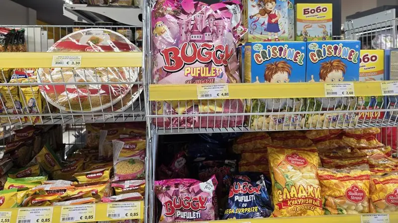 Tra gli scaffali del negozio di cibo dell'Est Europa