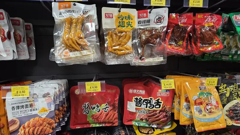 Tra gli snack ci sono anche le zampe di gallina - © www.giornaledibrescia.it