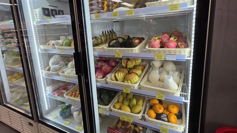 Nei frigoriferi anche frutta e verdura provenienti da Oriente - © www.giornaledibrescia.it