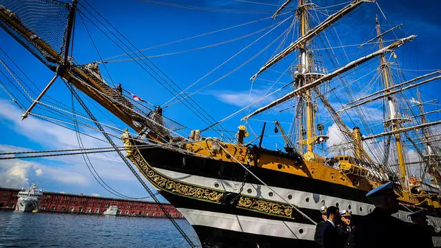 La nave scuola della Marina Militare Americo Vespucci attracca al Porto di Napoli. 13 Maggio 2025. ANSA/CESARE ABBATE