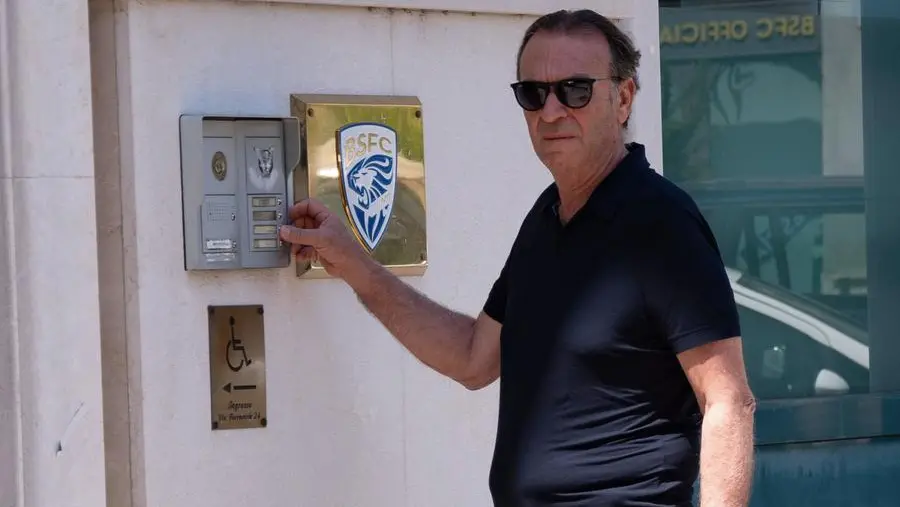 Massimo Cellino all'esterno della sede del Brescia, in via Solferino - Foto New Reporter © www.giornaledibrescia.it