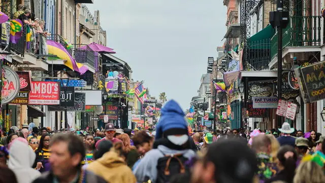 epa11940571 People party on Bourbon Street during Fat Tuesday Mardi Gras celebrations in New Orleans, Louisiana, USA, 04 March 2025. Security is high in the French Quarter after a New Year's morning car-ramming attack on Bourbon Street a few months ago. EPA/DAN ANDERSON