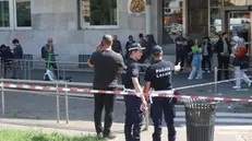 ++++GRAPHIC CONTENT+++ L'auto sporca di sangue con cui è stato lasciato in piazza Principessa Clotilde a Milano, di fronte all'ospedale Fatebenfratelli, un ragazzo accoltellato, la cui età non è stata ancora accertata. Con lui c'era anche un cane rottweiler, ferito a sua volta. Milano, 16 maggio 2025. ANSA / PAOLO SALMOIRAGO +++ALL'ATTENZIONE DELL'EDITORE ++ SI PREGA DI VALUTARE PREVENTIVAMENTE LA PUBBLICAZIONE DATO IL CONTENUTO PARTICOLARMENTE CRUENTO DELLE IMMAGINI+++
