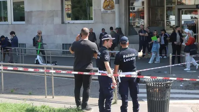 ++++GRAPHIC CONTENT+++ L'auto sporca di sangue con cui è stato lasciato in piazza Principessa Clotilde a Milano, di fronte all'ospedale Fatebenfratelli, un ragazzo accoltellato, la cui età non è stata ancora accertata. Con lui c'era anche un cane rottweiler, ferito a sua volta. Milano, 16 maggio 2025. ANSA / PAOLO SALMOIRAGO +++ALL'ATTENZIONE DELL'EDITORE ++ SI PREGA DI VALUTARE PREVENTIVAMENTE LA PUBBLICAZIONE DATO IL CONTENUTO PARTICOLARMENTE CRUENTO DELLE IMMAGINI+++