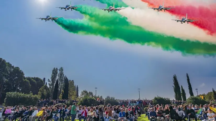 Frecce Tricolori solcano i cieli del Garda - Foto airshowdelgarda