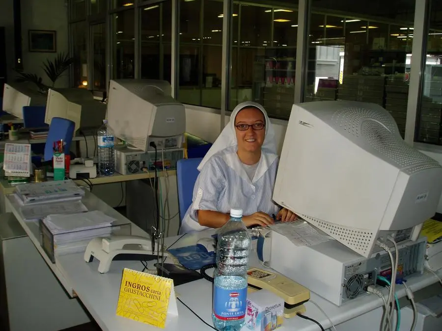 Suore operaie al lavoro