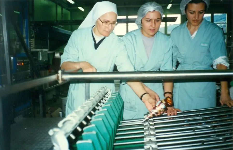 Suore operaie al lavoro