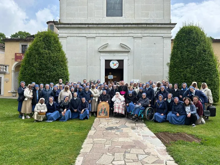 La delegazione Europa della Congregazione davanti al Santuario Valverde di Rezzato - © www.giornaledibrescia.it