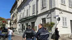 Polizia di Stato e municipale davanti al teatro comunale in cui si tiene il Remigration Summit, contestato raduno dell'ultradestra sul tema dell'immigrazione, Gallararate (Varese). ANSA / AGENZIA BLITZ / DOMENICO GHIOTTO