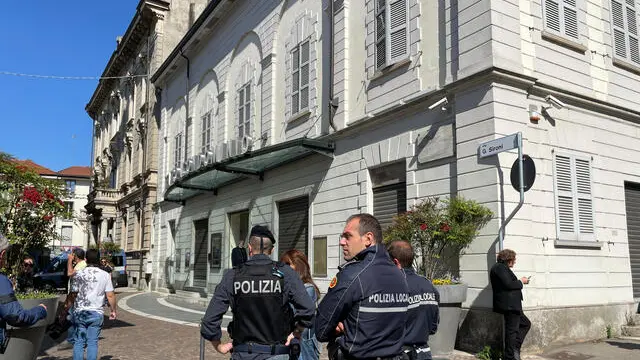 Polizia di Stato e municipale davanti al teatro comunale in cui si tiene il Remigration Summit, contestato raduno dell'ultradestra sul tema dell'immigrazione, Gallararate (Varese). ANSA / AGENZIA BLITZ / DOMENICO GHIOTTO