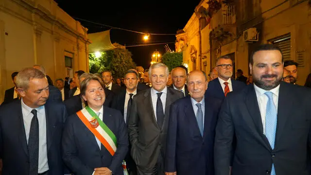 il ministro Antonio Tajani all'inaugurazione dell'Infiorata questa sera a Noto (Siracusa) con il presidente della Regione Renato Schifani e il sindaco di Noto, Corrado Figura
