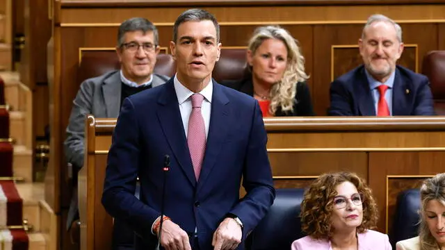 epa12098411 Spain's Prime Minister Pedro Sanchez (L) speaks during the Government control session at the Congress of Deputies (Lower House) in Madrid, Spain, 14 May 2025. EPA/JUAN CARLOS HIDALGO