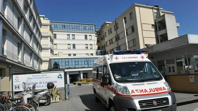 Un'immagine dell'ingresso dell'ospedale di Lavagna (Genova) dove era ricoverato da alcuni giorni Enzo Jannacci, che e' stato dimesso oggi 22 agosto 2011. ANSA / LUCA ZENNARO