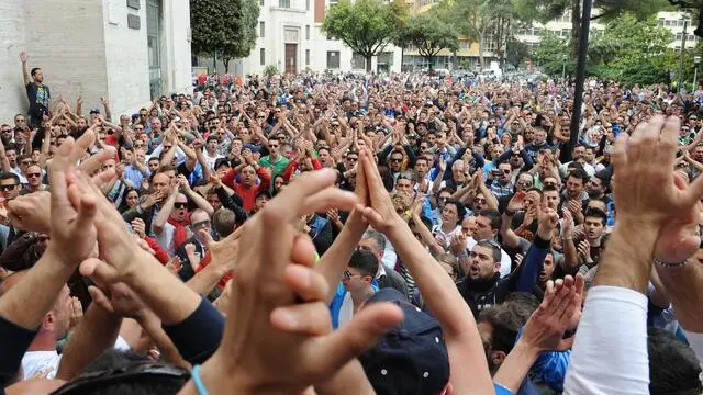 Un momento della manifestazione degli ultra' del Pescara questa mattina contro la comunita' rom alla quale appartiene Massimo Ciarelli, il ventinovenne arrestato ieri per l'omicidio del tifoso biancoazzurro Domenico Rigante. ANSA / MASSIMILIANO SCHIAZZA