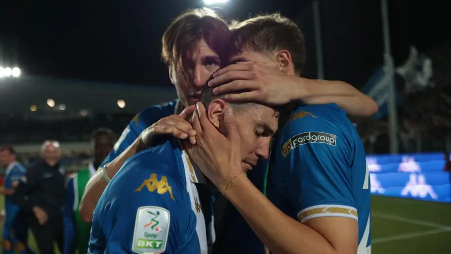 La commozione di capitan Bisoli (al centro) dopo la salvezza conquistata contro la Reggiana - Foto New Reporter Comincini © www.giornaledibrescia.it