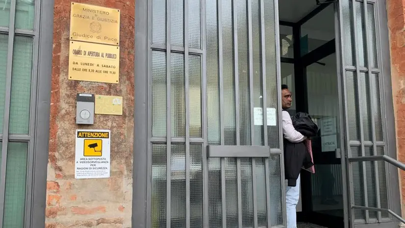 La sede del giudice di pace in via Vittorio Emanuele in città - © www.giornaledibrescia.it