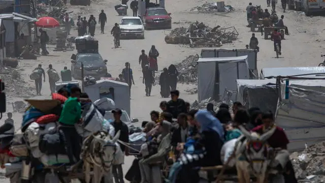 epa12105712 Displaced Palestinians flee their homes in the town of Beit Lahia, north of Gaza City, amid ongoing Israeli military operations and continuous evacuation orders across the Gaza Strip, in the northern part of the territory on 16 May, 2025. EPA/HAITHAM IMAD