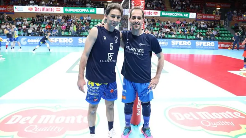 Tiberti (a destra) con Sottile, palleggiatore di Cuneo - Foto Lega Volley © www.giornaledibrescia.it