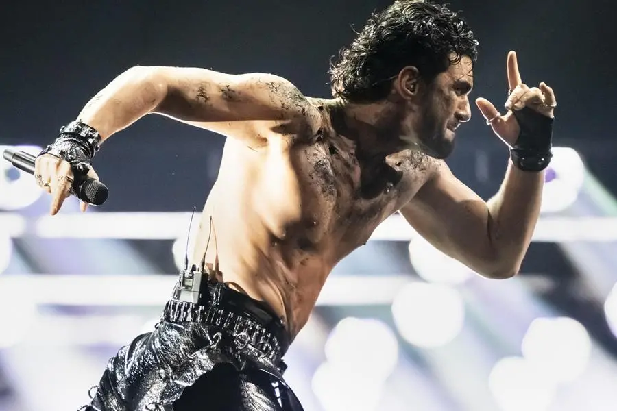 Eurovision 2025, l'esibizione di Lucio Corsi e alcuni scatti della serata