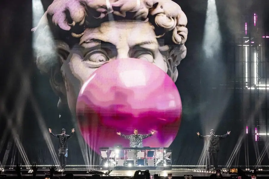 Eurovision 2025, l'esibizione di Lucio Corsi e alcuni scatti della serata