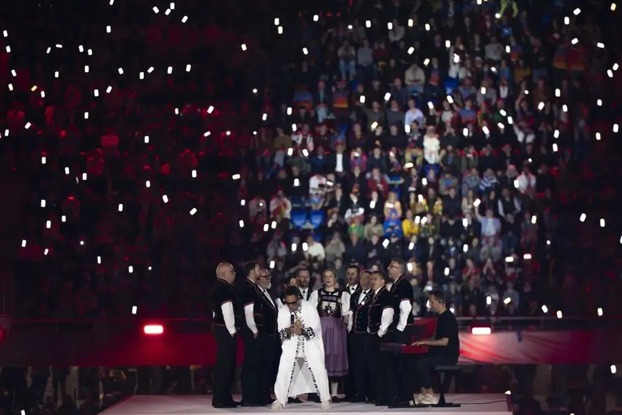 Eurovision 2025, l'esibizione di Lucio Corsi e alcuni scatti della serata