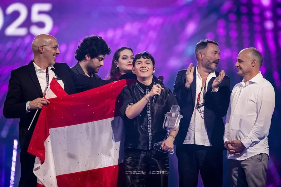 Eurovision 2025, l'esibizione di Lucio Corsi e alcuni scatti della serata