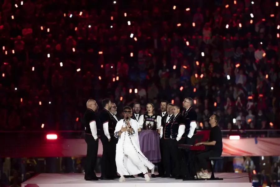 Eurovision 2025, l'esibizione di Lucio Corsi e alcuni scatti della serata