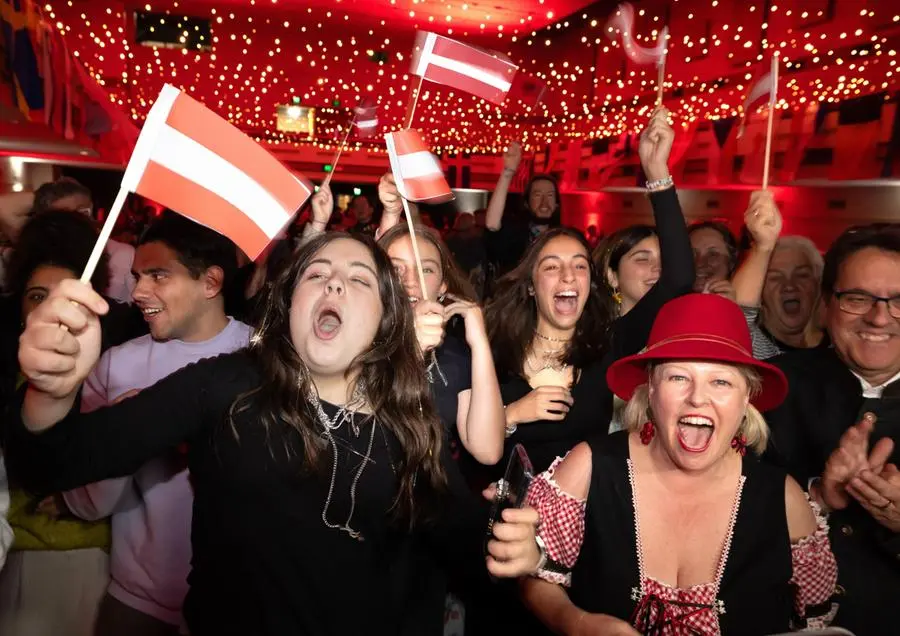 Eurovision 2025, l'esibizione di Lucio Corsi e alcuni scatti della serata