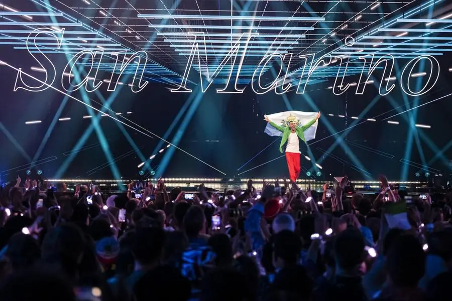 Eurovision 2025, l'esibizione di Lucio Corsi e alcuni scatti della serata