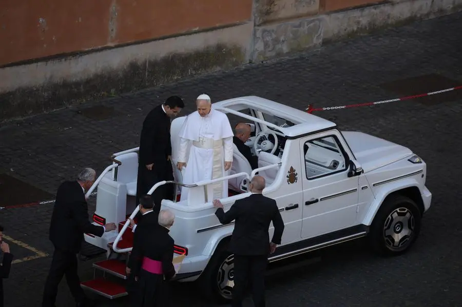 Leone in papamobile saluta i fedeli