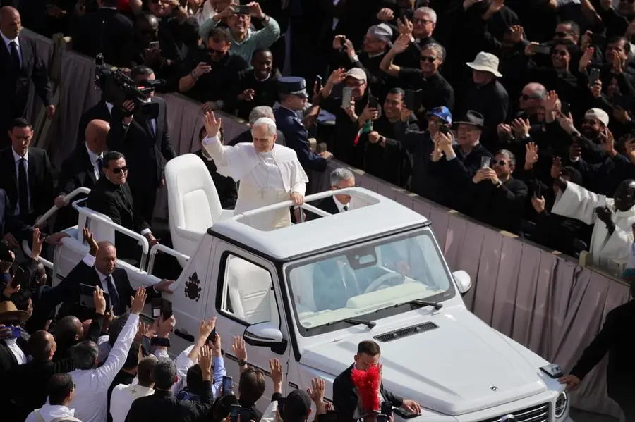 Leone in papamobile saluta i fedeli