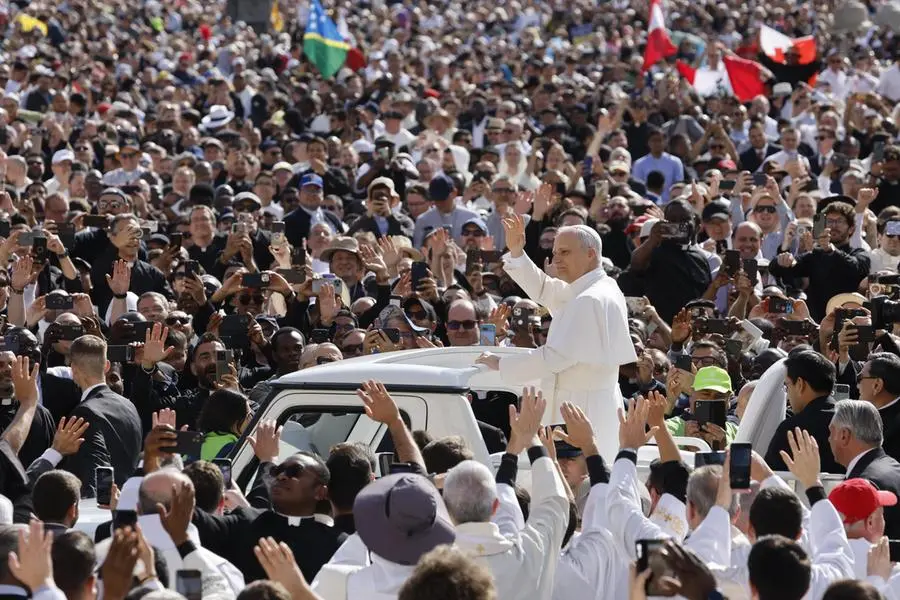 Leone in papamobile saluta i fedeli